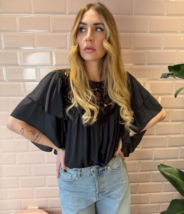 Camicia donna  nera con pizzo e maniche ampie modello Jela -Aniye By