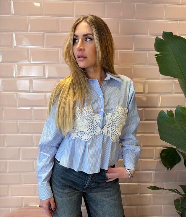 Camicia donna azzurra a righe con pizzo crochet e fiocco sul retro Haveone